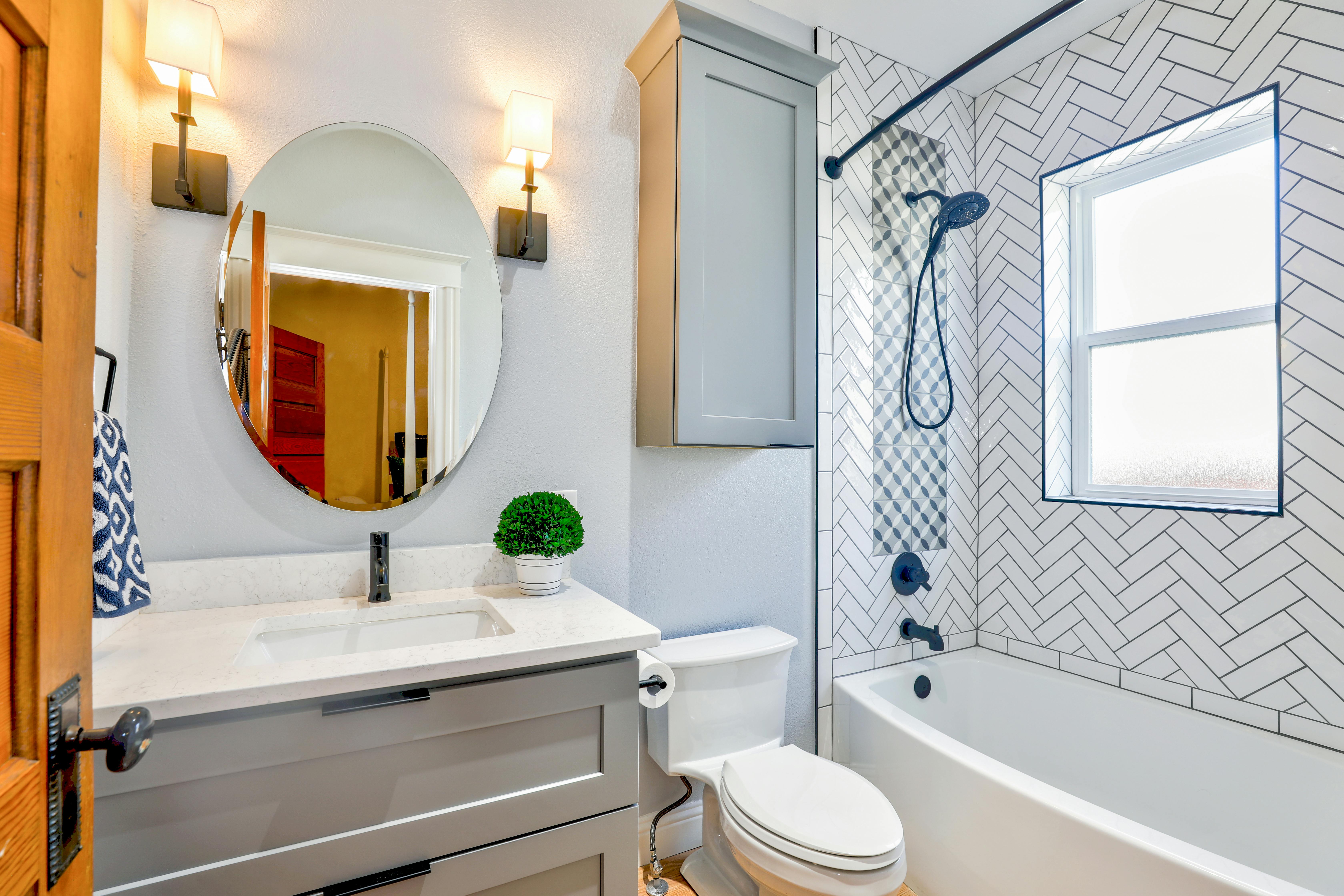 Comment aménager une petite salle de bain : 4 astuces pour gagner de l’espace et du confort